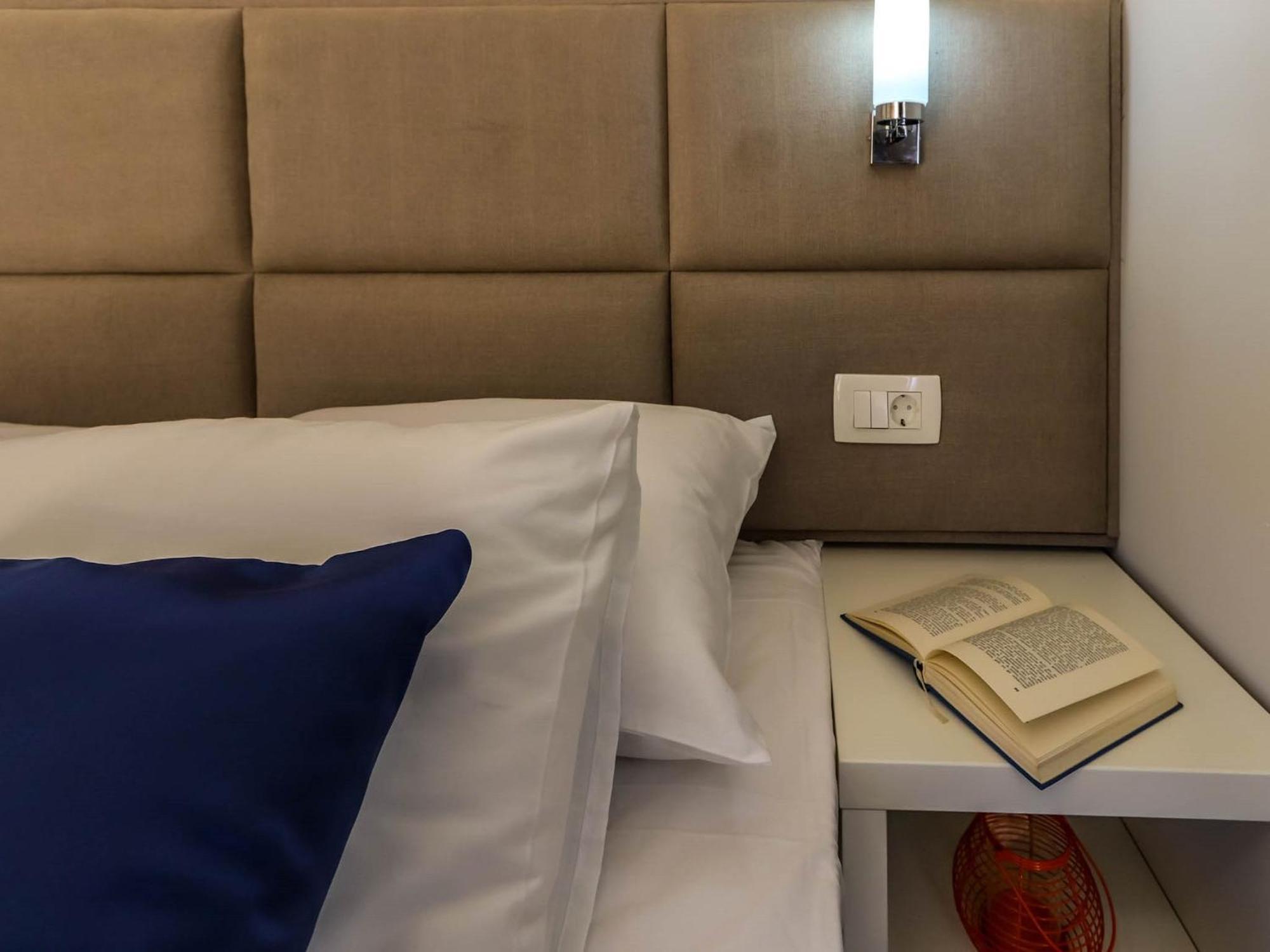 El Mar Apartments Bar Bilik gambar
